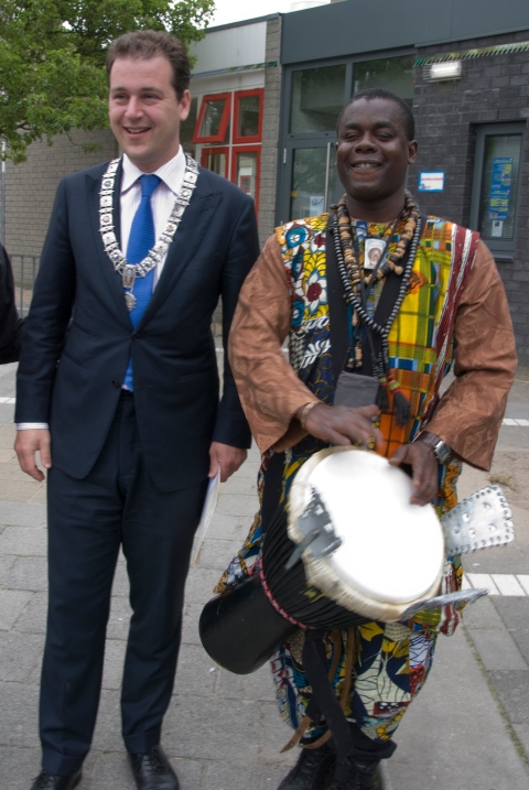 Burgemeester Lodewijk Asscher met Senegalees